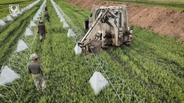 Ukrainian soldiers of the Support Forces of the Armed Forces of Ukraine fixing barbed wire on a line of concrete tetrahedrons (dragon’s teeth) (Source: Support Forces of the Armed Forces of Ukraine) Ukrainian soldiers of the Support Forces of the Armed Forces of Ukraine fixing barbed wire on a line of concrete tetrahedrons (dragon’s teeth) (Source: Support Forces of the Armed Forces of Ukraine)