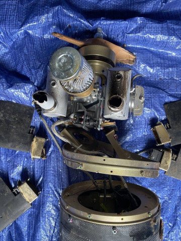 Conjunto del motor de un dron Shahed-101 derribado, donde se aprecian los componentes del sistema de combustible y los puertos de escape dañados. Noviembre de 2025. (Fuente: Serhii Flash)