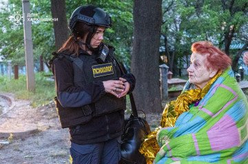 A psychologist comforting a woman in the aftermath of the Russian attack on Kharkiv on June 12, 2025. (Source: State Emergency Service of Ukraine in the Kharkiv region) A psychologist comforting a woman in the aftermath of the Russian attack on Kharkiv on June 12, 2025. (Source: State Emergency Service of Ukraine in the Kharkiv region)