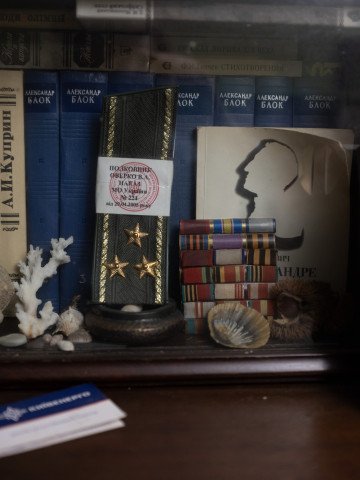 Volodymyr’s military insignia rests prominently on a bookshelf—a quiet testament to service, honor, and his rank as colonel. Photo: Josh Olley Volodymyr’s military insignia rests prominently on a bookshelf—a quiet testament to service, honor, and his rank as colonel. Photo: Josh Olley