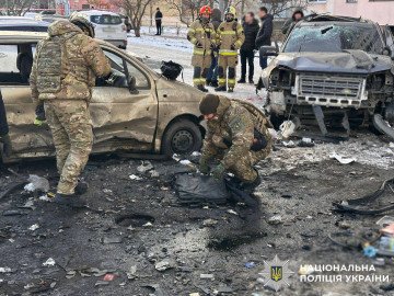 Investigators and emergency workers examine debris between damaged vehicles at the scene of an explosion in Kyiv’s Obolon district, January 2026. (Source: National Police of Ukraine)