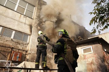 Bomberos extinguen un incendio en un edificio civil de Kyiv tras el ataque ruso del 2 de junio de 2026. El ataque dañó viviendas, vehículos, una gasolinera, una empresa municipal y otras infraestructuras civiles. (Fuente: DSNS Kyiv) Bomberos extinguen un incendio en un edificio civil de Kyiv tras un ataque ruso con misiles y drones.