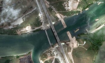 Damaged Henichesk Bridge and new alternative crossings next to it, Kherson Oblast, June 21, 2026. (Source: Vantor)