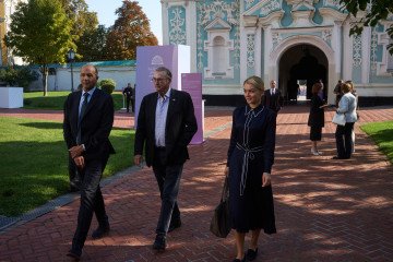 Los invitados llegan a la Cumbre de Primeras Damas y Caballeros en Kyiv, celebrada en el patio de la catedral de Santa Sofía. (Fuente: UNITED24 Media/Joshua Olley)