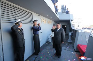 Kim Jong Un salutes navy officers during the Choe Hyon ship inspection. (Source: KCNA) Kim Jong Un salutes navy officers during the Choe Hyon ship inspection. (Source: KCNA)