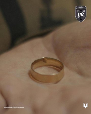 Close-up of the dented wedding ring that deflected a fragment of an enemy munition. (Photo: 8th Special Purpose Regiment)