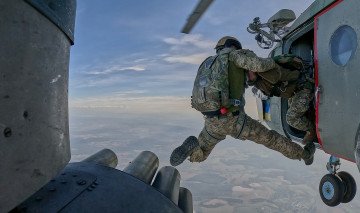 Paired training jump from the helicopter. (Photo: Mykyta Shandyba)