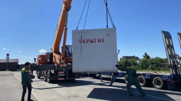 Workers install a concrete public shelter in Kronstadt as Russian authorities expand civilian protection measures against drone attacks. (Source: Kronstadt District Administration) Workers install a concrete public shelter in Kronstadt as Russian authorities expand civilian protection measures against drone attacks. (Source: Kronstadt District Administration)