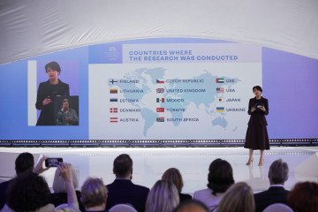 Nataliia Dmytrenko presenta los resultados de una investigación realizada en 15 países durante una sesión de la Cumbre de Primeras Damas y Caballeros celebrada en Kyiv. (Fuente: UNITED24 Media/Joshua Olley)