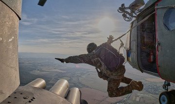Training jumps from the helicopter to the accident site to deliver urgent aid to the injured. (Photo: Mykyta Shandyba)