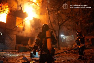 Bomberos trabajan en el lugar de un incendio en un edificio residencial en Zaporizhzhia tras un ataque con drones rusos. (Fuente: Administración Militar Regional de Zaporizhzhia)