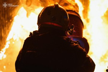 Los bomberos trabajan para extinguir incendios a gran escala en Kharkiv tras los ataques nocturnos con drones rusos del 24 de septiembre de 2025. (Fuente: SES) Los bomberos trabajan para extinguir incendios a gran escala en Kharkiv tras los ataques nocturnos con drones rusos del 24 de septiembre de 2025. (Fuente: SES)