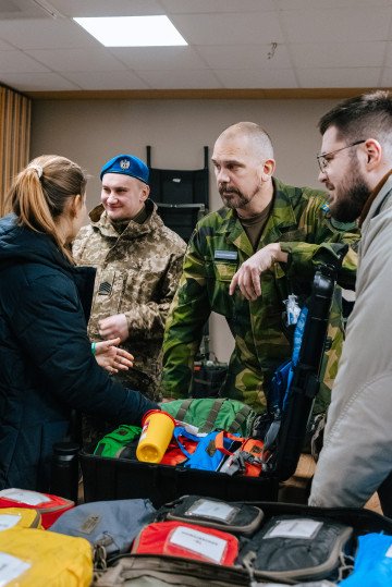 Another meeting is with Swedish military medics. (Photo: Repower Foundation)