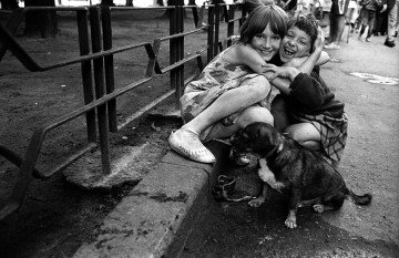Street girls — cousins — and their little dog, Staryichok (Oldman). Every day, the girls walked from Lybidska to Maidan, collecting money “for bread.” Kyiv, August 1996. Photo: Oleksandr Glyadyelov 