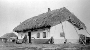 A settlement made by Ukrainian immigrants in the early 20th century (Souce: The Canadian Encyclopedia) A settlement made by Ukrainian immigrants in the early 20th century (Souce: The Canadian Encyclopedia)