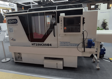 Máquina de fabricación rusa con un CNC japonés Fanuc en la exposición de Moscú en 2025.