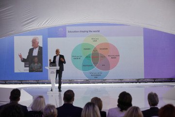 Andreas Schleicher ofrece una presentación sobre el papel de la educación en la configuración del mundo durante una sesión de la Cumbre de Primeras Damas y Caballeros celebrada en Kyiv. (Fuente: UNITED24 Media/Joshua Olley)