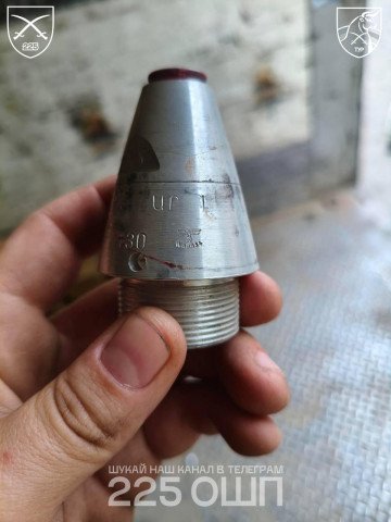 Detonador recuperado de fabricación alemana con el símbolo de la esvástica visible, sostenido por un militar ucraniano. (Fuente: 225.º Regimiento de Asalto Independiente / Telegram) Detonador recuperado de fabricación alemana con el símbolo de la esvástica visible, sostenido por un militar ucraniano. (Fuente: 225.º Regimiento de Asalto Independiente / Telegram)