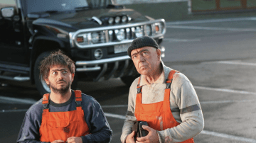 Russian comedian Mikhail Galustyan (left) as Ravshan alongside Sergei Svetlakov as Dzhamshut in the comedy sketch show Nasha Russia (2006–2011), whose portrayal of Central Asian migrant workers drew criticism for reinforcing ethnic stereotypes. (Photo: open source)