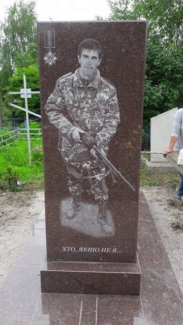 Vasyl’s grave in Nikopol, bearing the words "If not me, then who?" (Source: Maryna's personal archive)