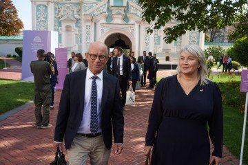 Los invitados llegan a la Cumbre de Primeras Damas y Caballeros en Kiev, celebrada en el patio de la catedral de Santa Sofía. (Fuente: UNITED24 Media/Joshua Olley)