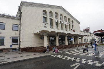 People with suitcases are seen in front of the airport in Vilnius, Lithuania, on October 28, 2025. Illustrative photo. (Source: Getty Images)