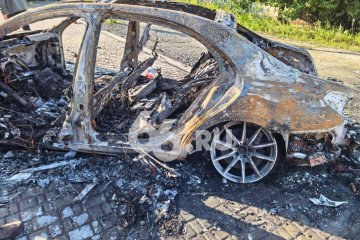 The burned-out Mercedes-Benz after an explosion near Yekaterinburg that seriously injured Russian FPV drone developer Vladimir Tkachuk. (Source: Ostorozhno Novosti) The burned-out Mercedes-Benz after an explosion near Yekaterinburg that seriously injured Russian FPV drone developer Vladimir Tkachuk. (Source: Ostorozhno Novosti)