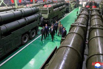North Korean leader Kim Jong Un inspects what appear to be newly developed 600 mm-class multiple launch rocket systems at a defense production facility. (Source: KCNA) North Korean leader Kim Jong Un inspects what appear to be newly developed 600 mm-class multiple launch rocket systems at a defense production facility. (Source: KCNA)