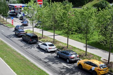 People queue to refuel their cars at a Teboil gas station in Moscow on June 30, 2026. (Source: Getty Images)