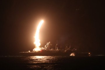 The “Bayern” frigate of the German Navy shoots a missile to bring down an approaching target drone during the Andoya “Missile Firing Exercise 2025” military exercise in the North Sea on October 14, 2025, near Harstad, Norway. (Source: Getty Images)