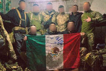 Combatientes hispanohablantes en Ucrania participando en operaciones militares en el frente contra Rusia.