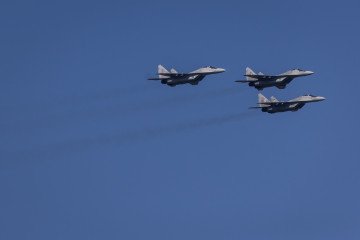 Los cazas MiG-29 de fabricación rusa de la Fuerza Aérea Polaca participan en un desfile militar en Varsovia el Día del Ejército Polaco el 15 de agosto de 2023. (Fuente: Getty Images)