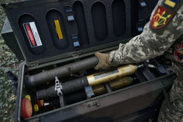 A Ukrainian soldier loads missiles into a US-supplied Avenger air defense system during training in the Kyiv region. Illustrative photo. (Source: Getty Images) A Ukrainian soldier loads missiles into a US-supplied Avenger air defense system during training in the Kyiv region. Illustrative photo. (Source: Getty Images)