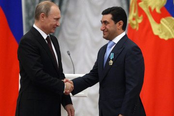 Russian leader Vladimir Putin (L) shakes hands with Russian buisnessman and billionaire God Nisanov is seen in the Kremlin on July 31, 2014 in Moscow, Russia. (Source: Getty Images)