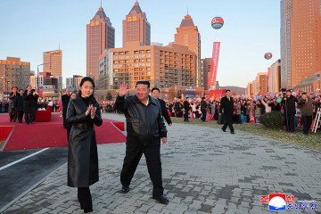 North Korean leader Kim Jong Un (C) and his daughter Ju Ae (L) responding to citizens at the inauguration ceremony of 10,000 flats in Hwasong area of Pyongyang. (Source: Getty Images) North Korean leader Kim Jong Un (C) and his daughter Ju Ae (L) responding to citizens at the inauguration ceremony of 10,000 flats in Hwasong area of Pyongyang. (Source: Getty Images)