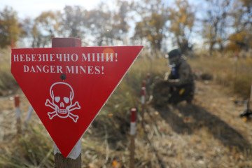 Ukrainian war veterans take part in humanitarian demining training near a “Danger, Mines” warning sign in Kyiv, Ukraine, on October 30, 2025. (Source: Getty Images) Ukrainian war veterans take part in humanitarian demining training near a “Danger, Mines” warning sign in Kyiv, Ukraine, on October 30, 2025. (Source: Getty Images)