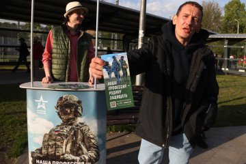 A man shows a booklet, advertising contract service in the army, near a campaign bollards at the railways station, on May 12, 2023 in Moscow, Russia. (Source: Getty Images) A man shows a booklet, advertising contract service in the army, near a campaign bollards at the railways station, on May 12, 2023 in Moscow, Russia. (Source: Getty Images)