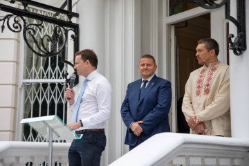 Ambassador Zaluzhnyi and Boxer Oleksandr Usyk Hand Over 50 Vehicles to Ukraine in London