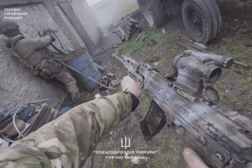 Ukrainian fighters from the “Timur Special Unit” conduct clearing operations in a settlement in the Zaporizhzhia sector, 2026. (Source: HUR of the Ministry of Defense of Ukraine)