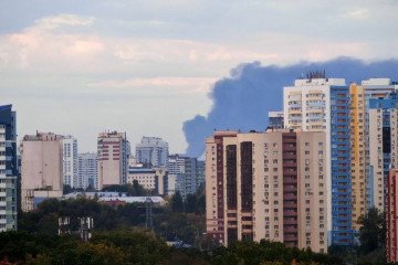 A dark plume of smoke rises over Samara following Ukrainian drone strikes on the Kuibyshev Oil Refinery. (Source: OSINT channel Exilenova+)