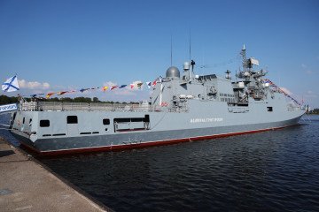 La fragata rusa Admiral Grigorovich navegando cerca de la costa británica mientras es escoltada a distancia por una patrullera de la Royal Navy.