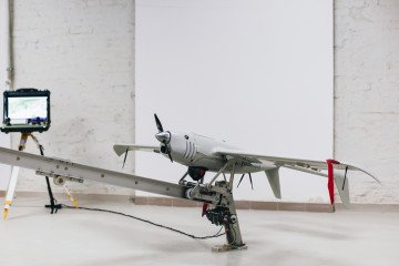 Dron de reconocimiento ucraniano Raybird sobre una catapulta. (Fuente: Wikimedia)