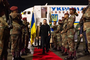 Zelenskyy Arrives in South Africa for High-Level Talks on Peace