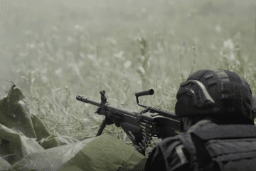 A patrol police officer fires a machine gun during joint training with Ukraine’s Khartiia Brigade in the Kharkiv region. (Source: NV/YouTube)