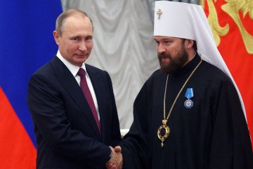 Russian leader Vladimir Putin presents a state award to Russian Orthodox Metropolitan Hilarion during a ceremony at the Kremlin in Moscow, Russia, September 22, 2016. (Source: Getty Images)