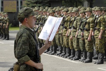 Russia’s Top Universities Offer Drone Service to Students Facing Expulsion A picture shows a Russian soldier swearing-in new recruits in Stavropol on July 20, 2008. Illustrative image. (Photo: Getty Images)