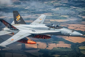 Un caza EF-18M “Hornet” del Ala 15 del Ejército del Aire y del Espacio de España vuela sobre el Reino Unido a su llegada al Royal International Air Tattoo (RIAT). (Foto: Cheng Peng / Ejército del Aire y del Espacio de España)