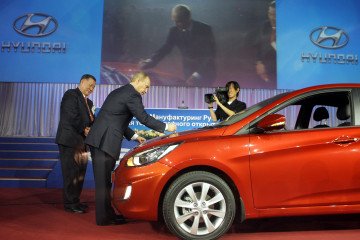 Vladimir Putin and Hyundai Chairman Chung Mong-koo attend the opening of Hyundai’s first Russian plant in St. Petersburg, September 21, 2010. (Source: Getty Images)