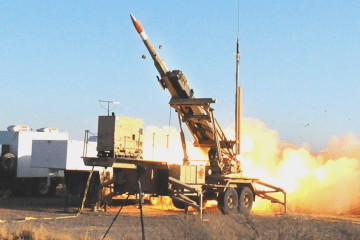 Momento exacto del lanzamiento de un misil interceptor de defensa aérea Patriot PAC-3 despegando de su plataforma.