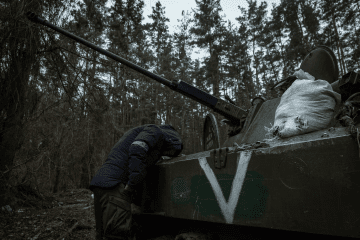 Vehículo blindado ruso abandonado en Irpin tras combates en Kyiv vehículo ruso BMD-2 abandonado Irpin Kyiv Ucrania guerra destrucción ejército ruso pérdidas invasión Ucrania 2022